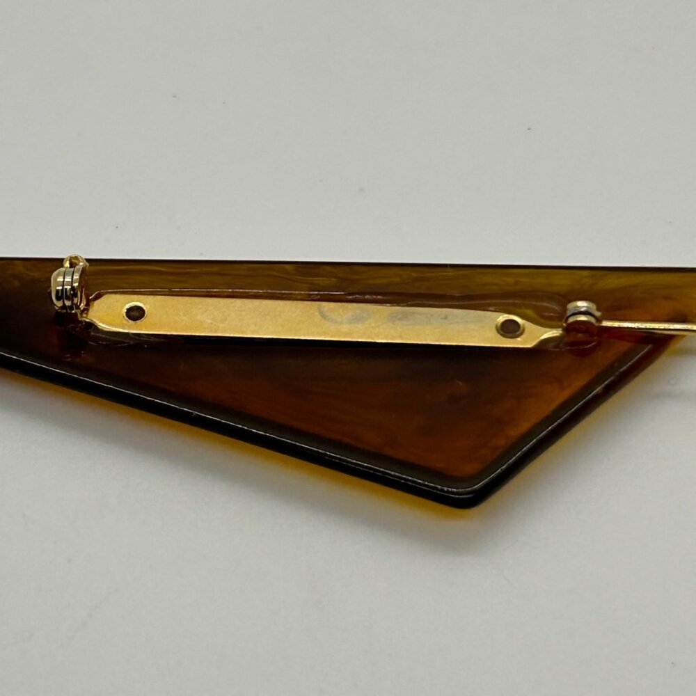 Vintage Lucite Brooch UV Reactive Amber Marbled Triangular Mid Century Modern - Picture 12 of 13